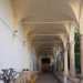... include anche un chiostro cinquecentesco con arcate in pietra che poggiano su colonne...